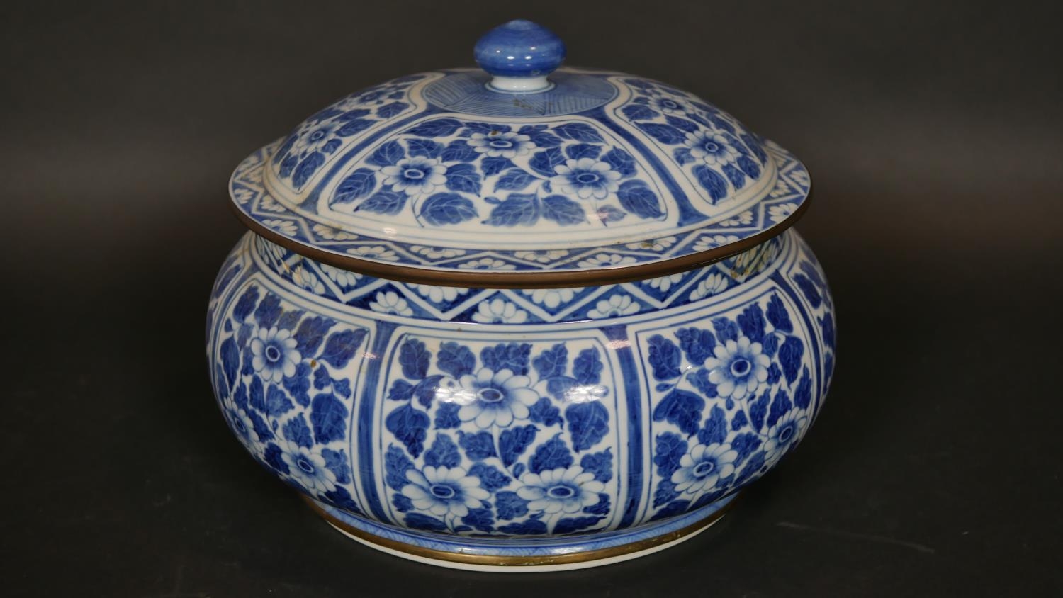 A pair of Chinese style baluster vases, a Chinese blue and white lidded tureen and a similar - Image 4 of 10