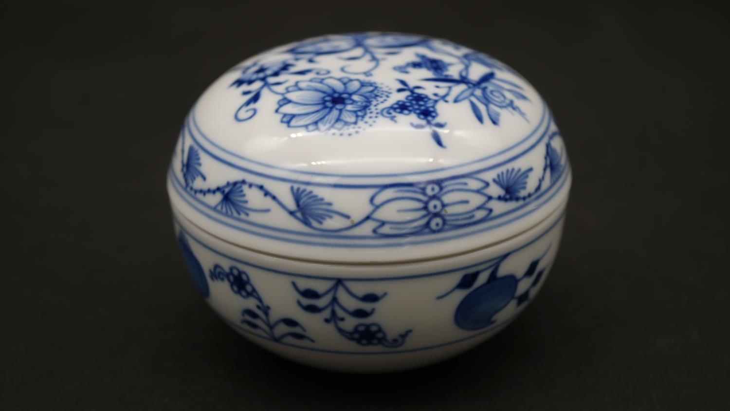 A collection of ceramic items. To include a gilded white metal rimmed Sevres porcelain bowl, an - Image 10 of 15