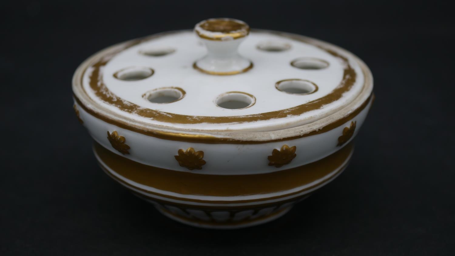 A collection of ceramic items. To include a gilded white metal rimmed Sevres porcelain bowl, an - Image 13 of 15