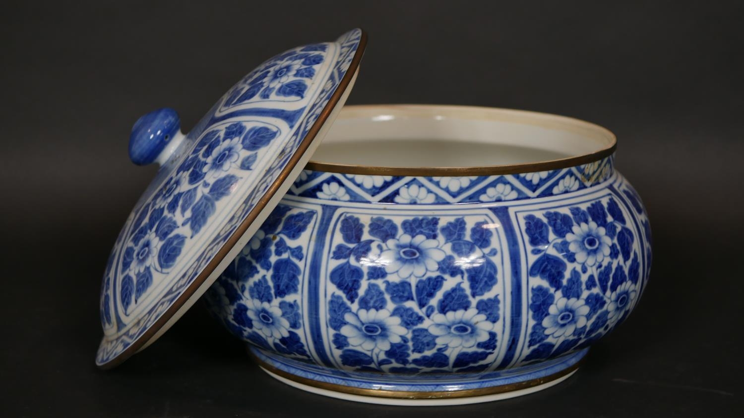 A pair of Chinese style baluster vases, a Chinese blue and white lidded tureen and a similar - Image 5 of 10