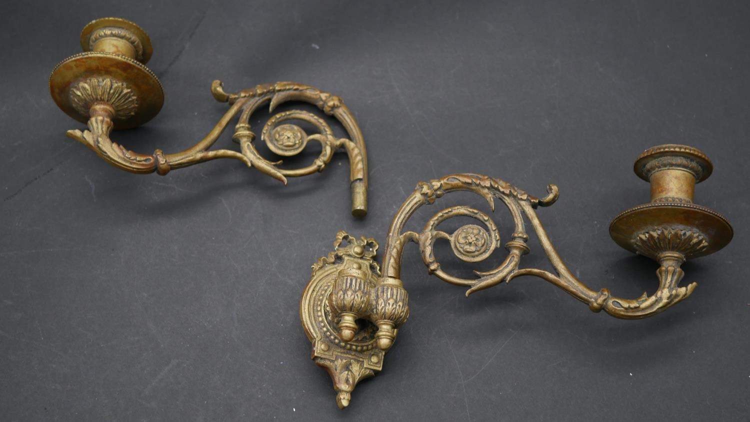 A pair of 19th century style brass twin branch wall sconces with adjustable and removable - Image 9 of 9