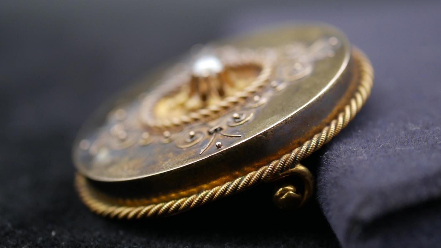 A Victorian yellow metal and pearl filigree detailed brooch/pendant. With secure hinged pin to the - Image 4 of 4