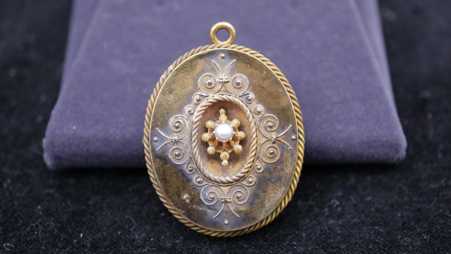 A Victorian yellow metal and pearl filigree detailed brooch/pendant. With secure hinged pin to the - Image 2 of 4