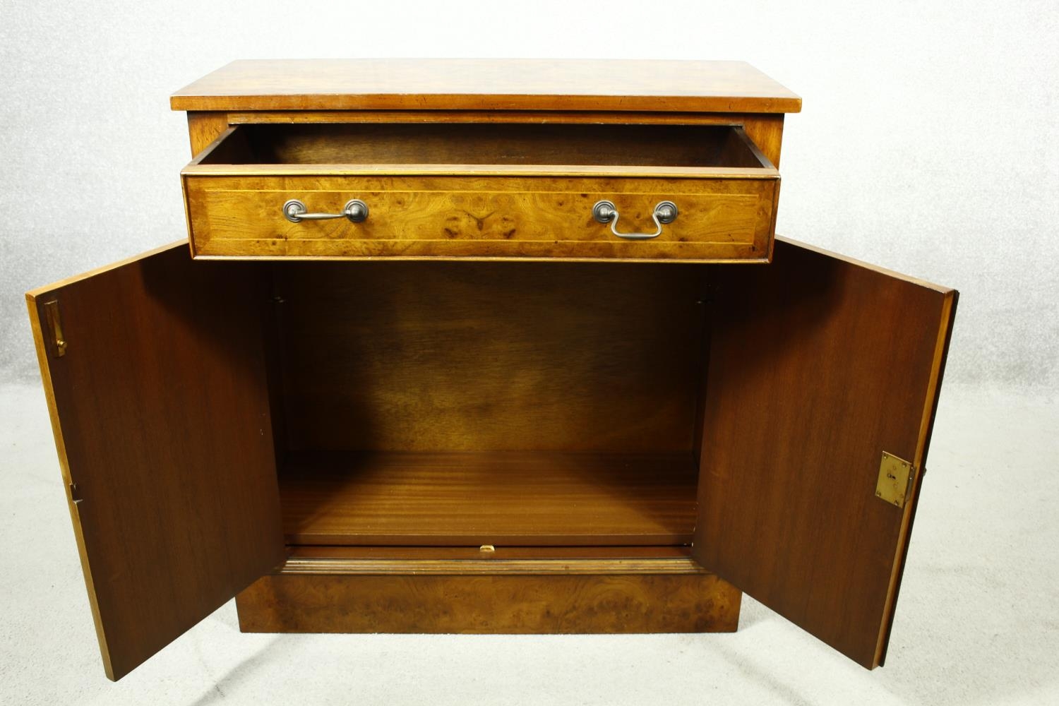 A Georgian style burr elm and satinwood strung side cabinet with frieze drawer above panel doors - Image 2 of 10