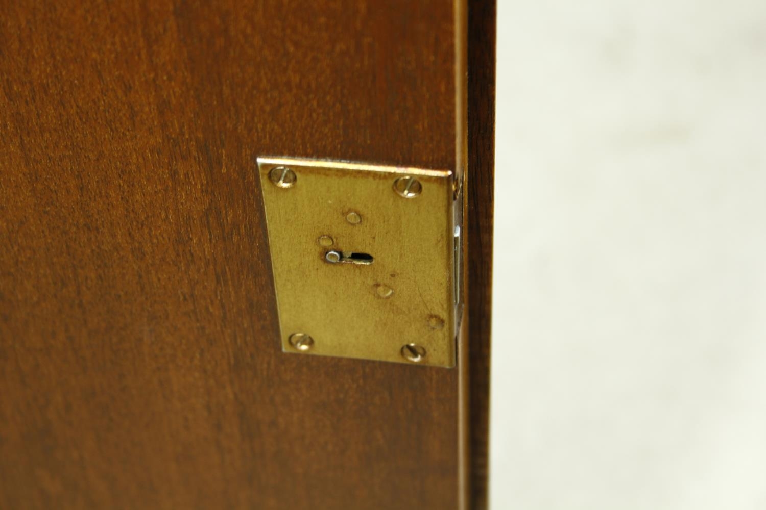 A Georgian style burr elm and satinwood strung side cabinet with frieze drawer above panel doors - Image 5 of 10