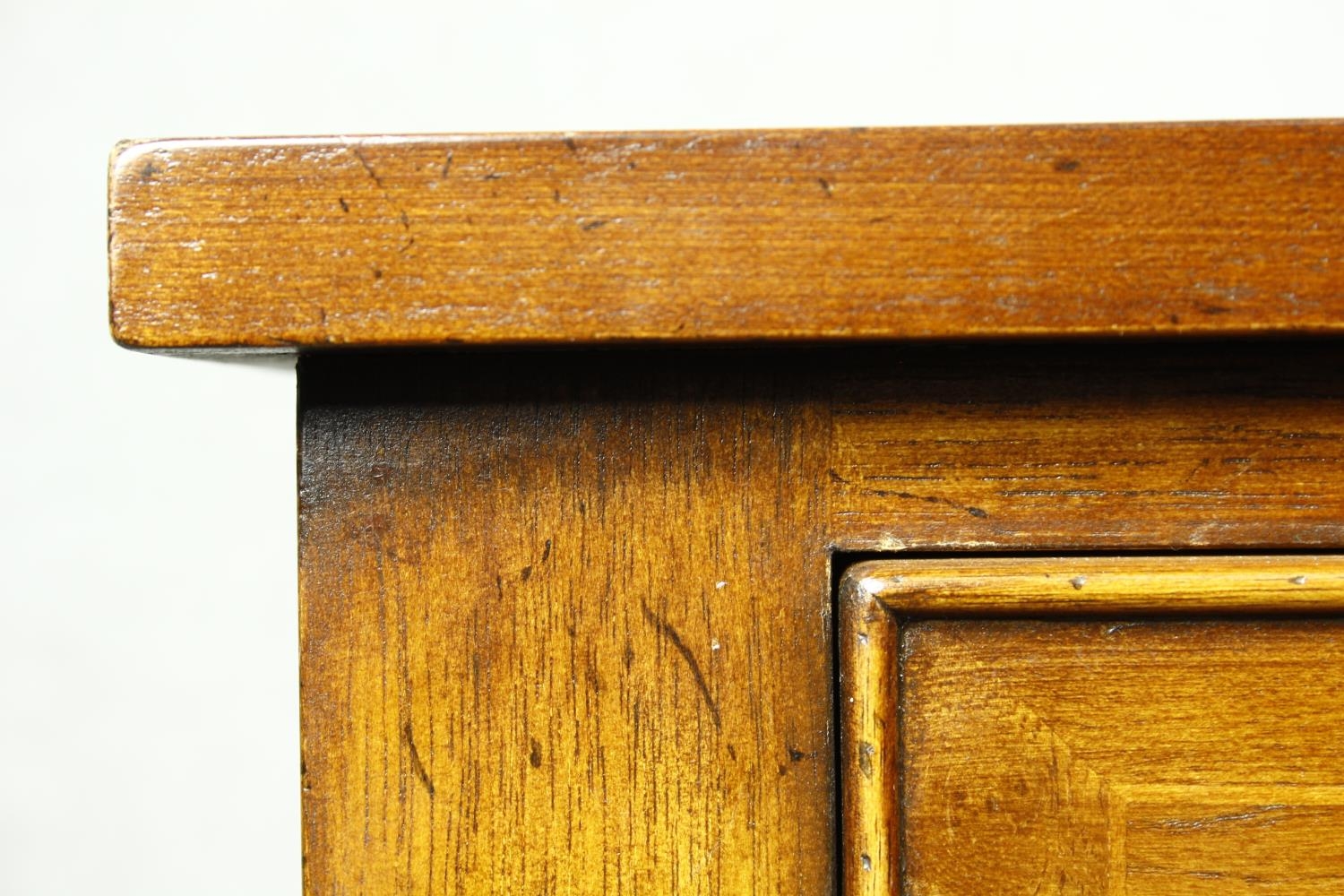 A Georgian style burr elm and satinwood strung side cabinet with frieze drawer above panel doors - Image 8 of 10