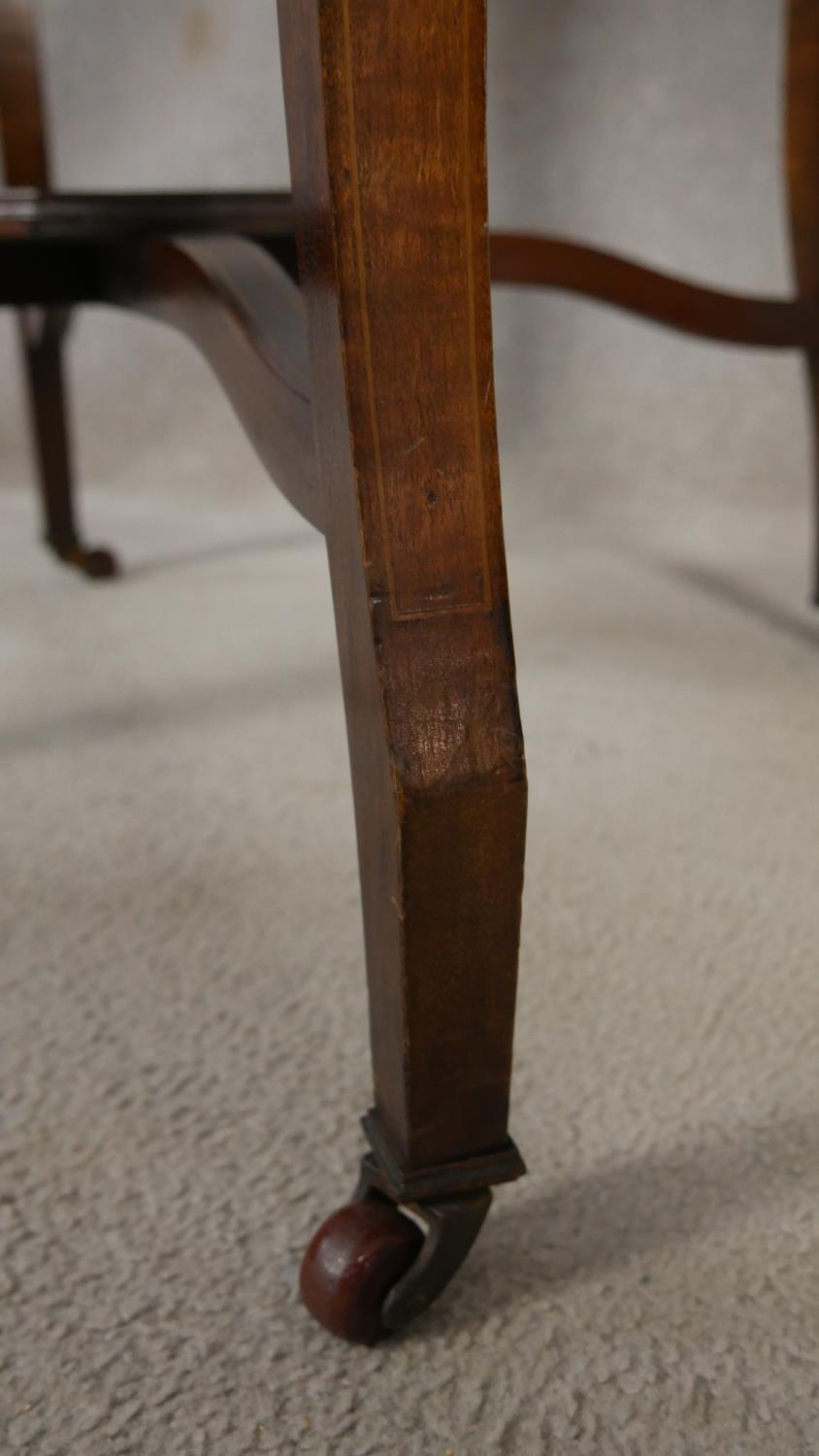 An Edwardian mahogany and satinwood strung occasional table with central floral inlay on cabriole - Image 6 of 7