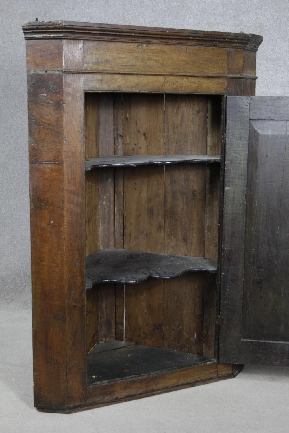 A Georgian country oak corner cupboard with panel door enclosing shaped shelves. H.117 W.81 D.41cm - Image 2 of 10