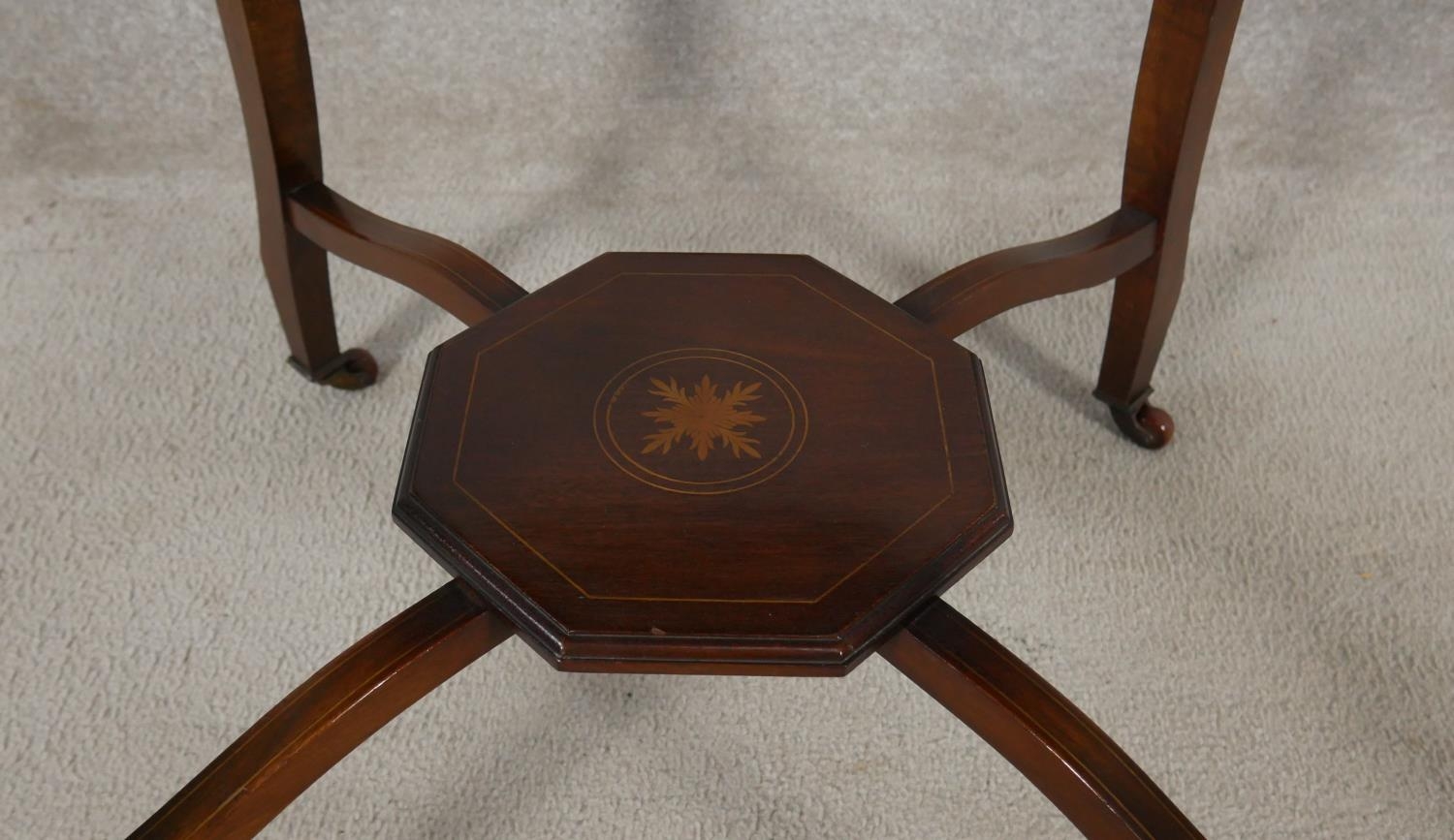 An Edwardian mahogany and satinwood strung occasional table with central floral inlay on cabriole - Image 4 of 7