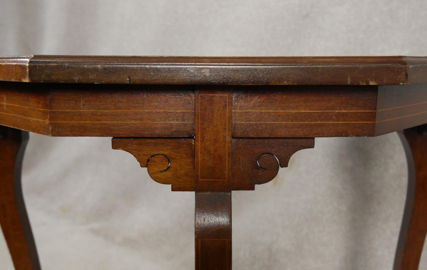 An Edwardian mahogany and satinwood strung occasional table with central floral inlay on cabriole - Image 5 of 7