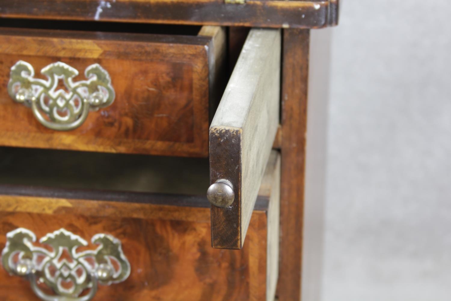 A mid Georgian style burr elm and walnut feather banded bachelors chest with star inlaid foldover - Image 12 of 13