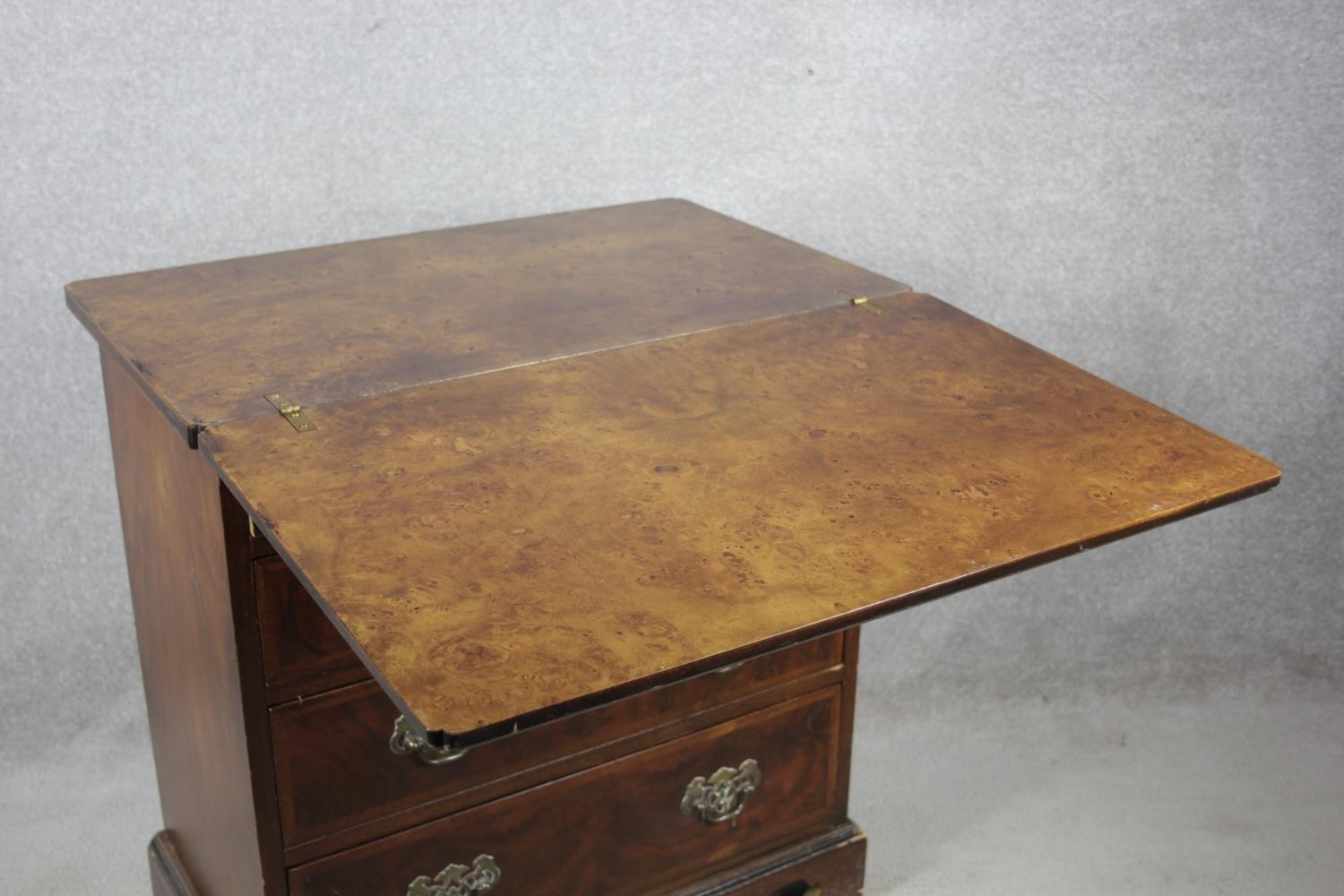 A mid Georgian style burr elm and walnut feather banded bachelors chest with star inlaid foldover - Image 6 of 13