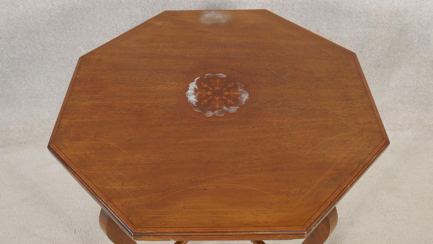 An Edwardian mahogany and satinwood strung occasional table with central floral inlay on cabriole - Image 2 of 7