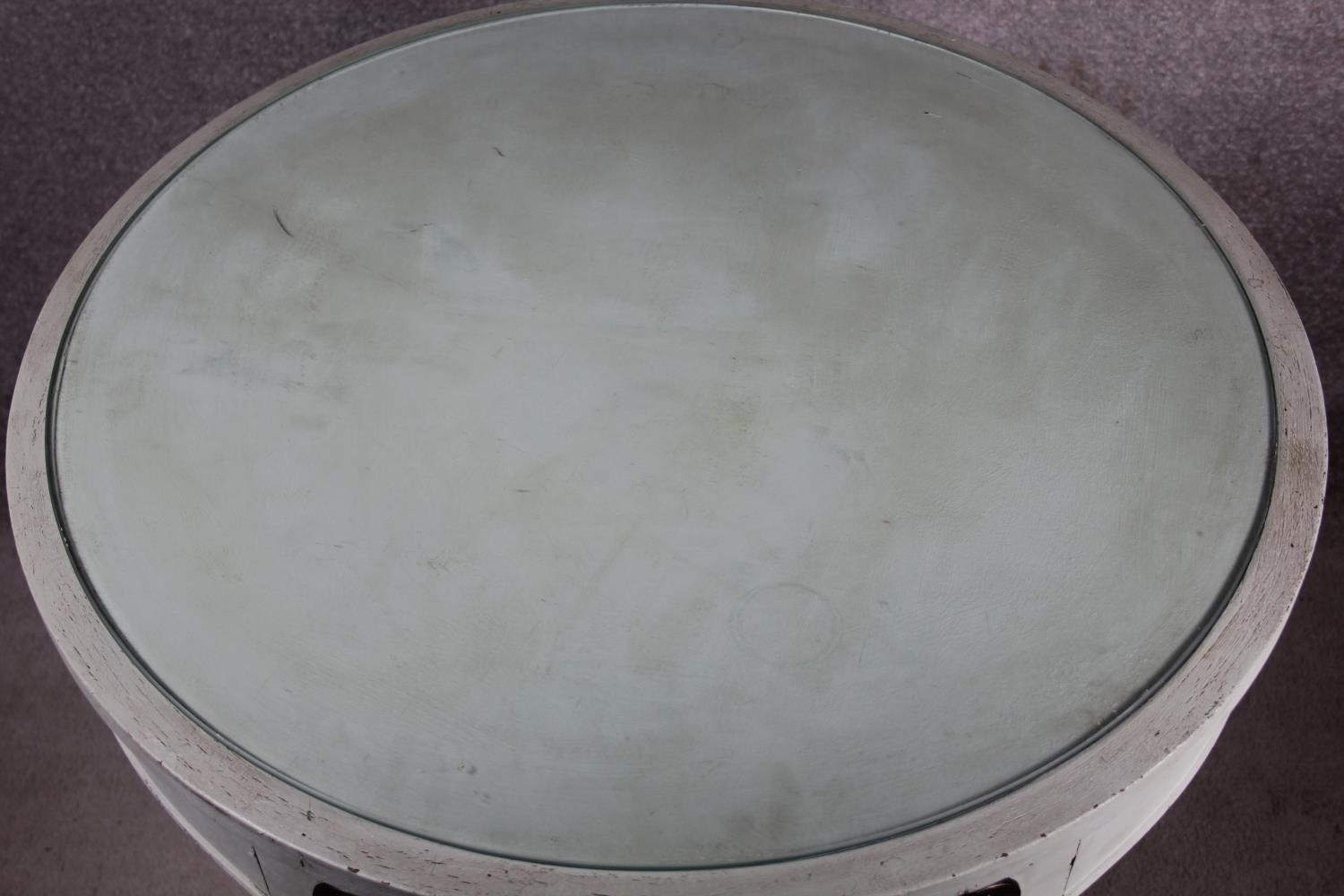 A vintage white painted drum table with plate glass top and frieze drawers raised on pedestal base - Image 7 of 11