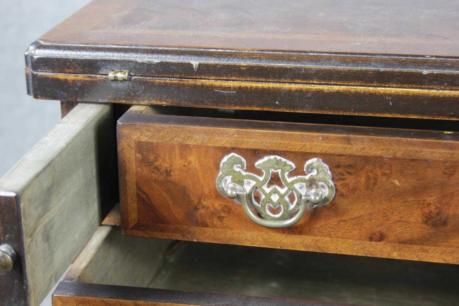 A mid Georgian style burr elm and walnut feather banded bachelors chest with star inlaid foldover - Image 11 of 13