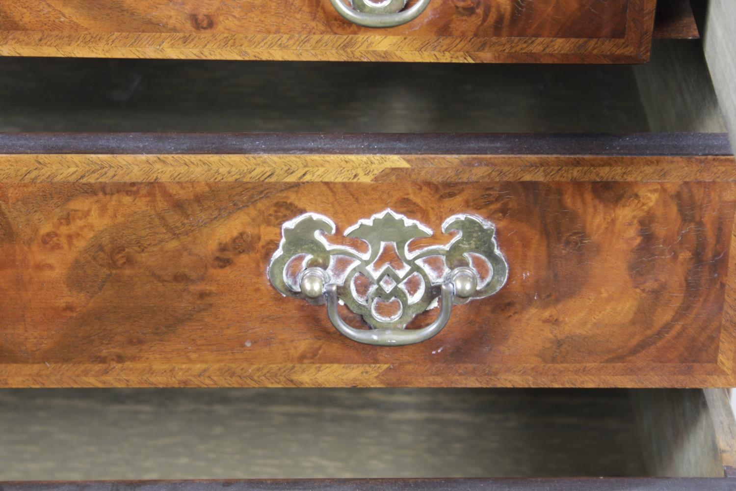 A mid Georgian style burr elm and walnut feather banded bachelors chest with star inlaid foldover - Image 13 of 13