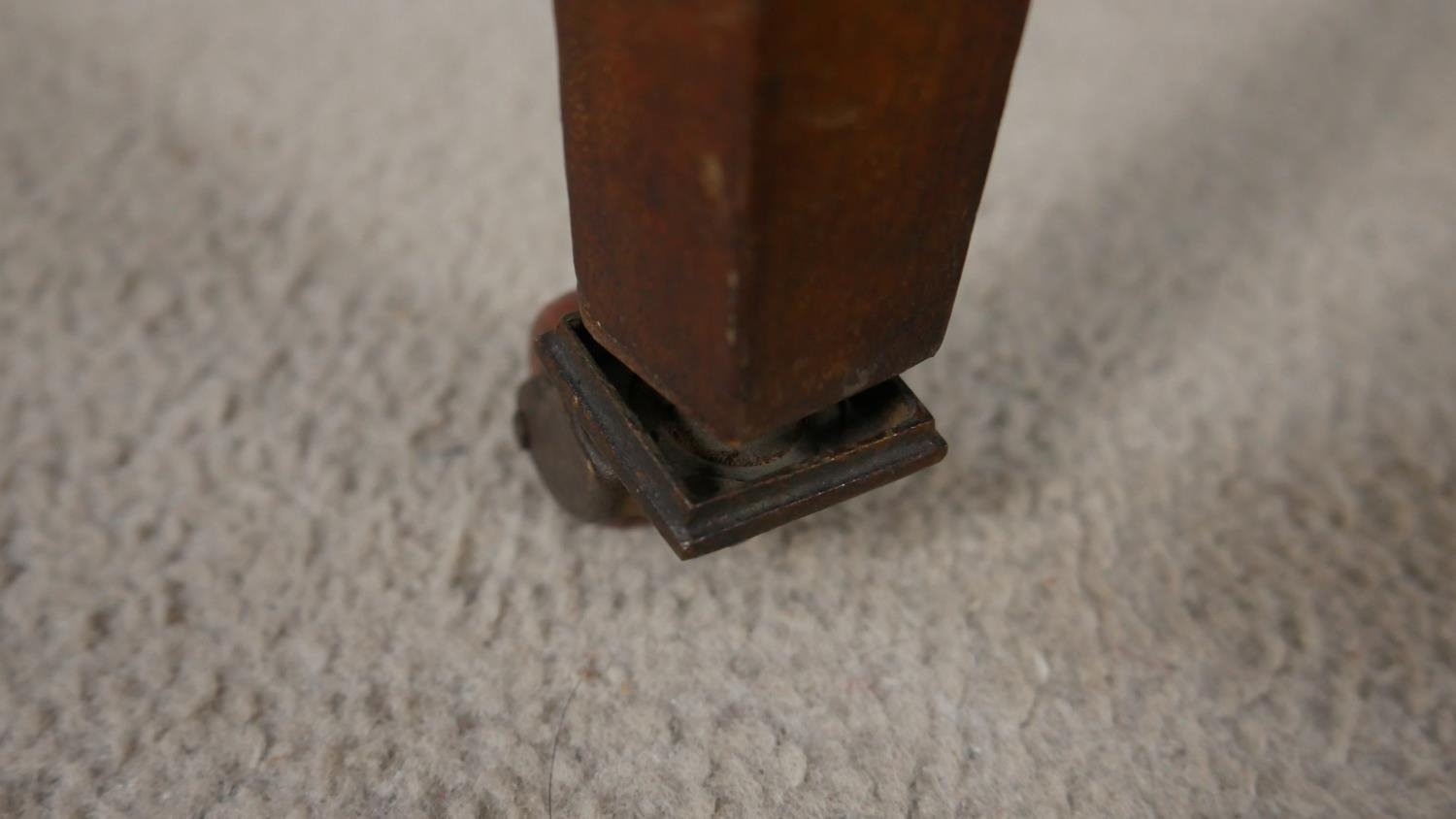 An Edwardian mahogany and satinwood strung occasional table with central floral inlay on cabriole - Image 7 of 7