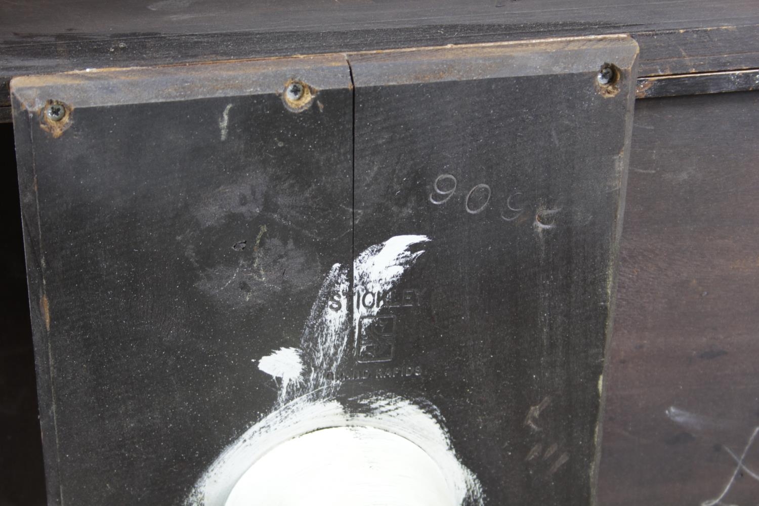 A vintage white painted drum table with plate glass top and frieze drawers raised on pedestal base - Image 10 of 11