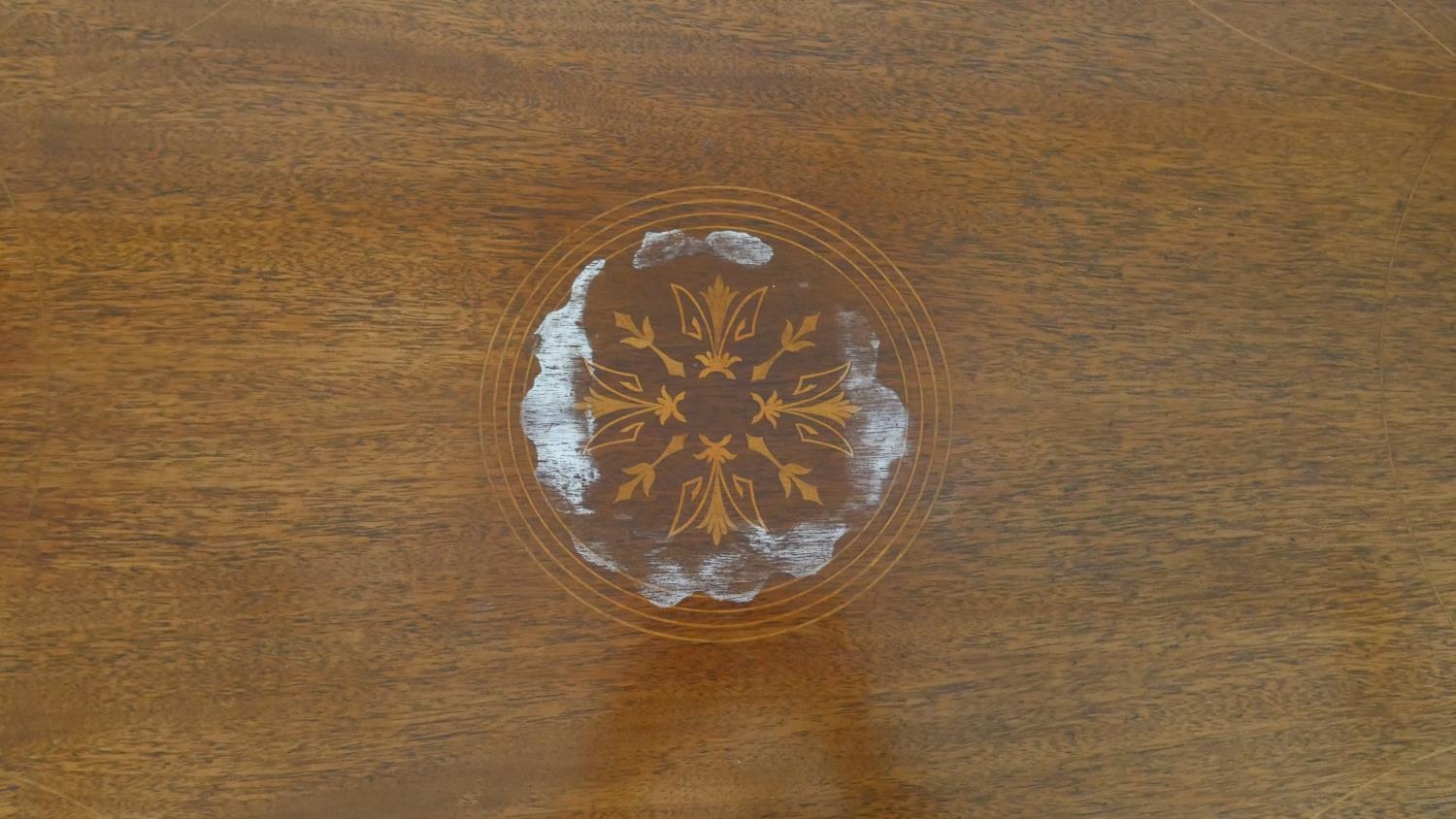 An Edwardian mahogany and satinwood strung occasional table with central floral inlay on cabriole - Image 3 of 7