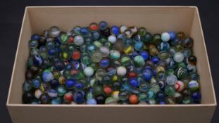 A collection of 752 vintage and antique marbles. Box H.10.5. L.28.5. W.19.5cm.