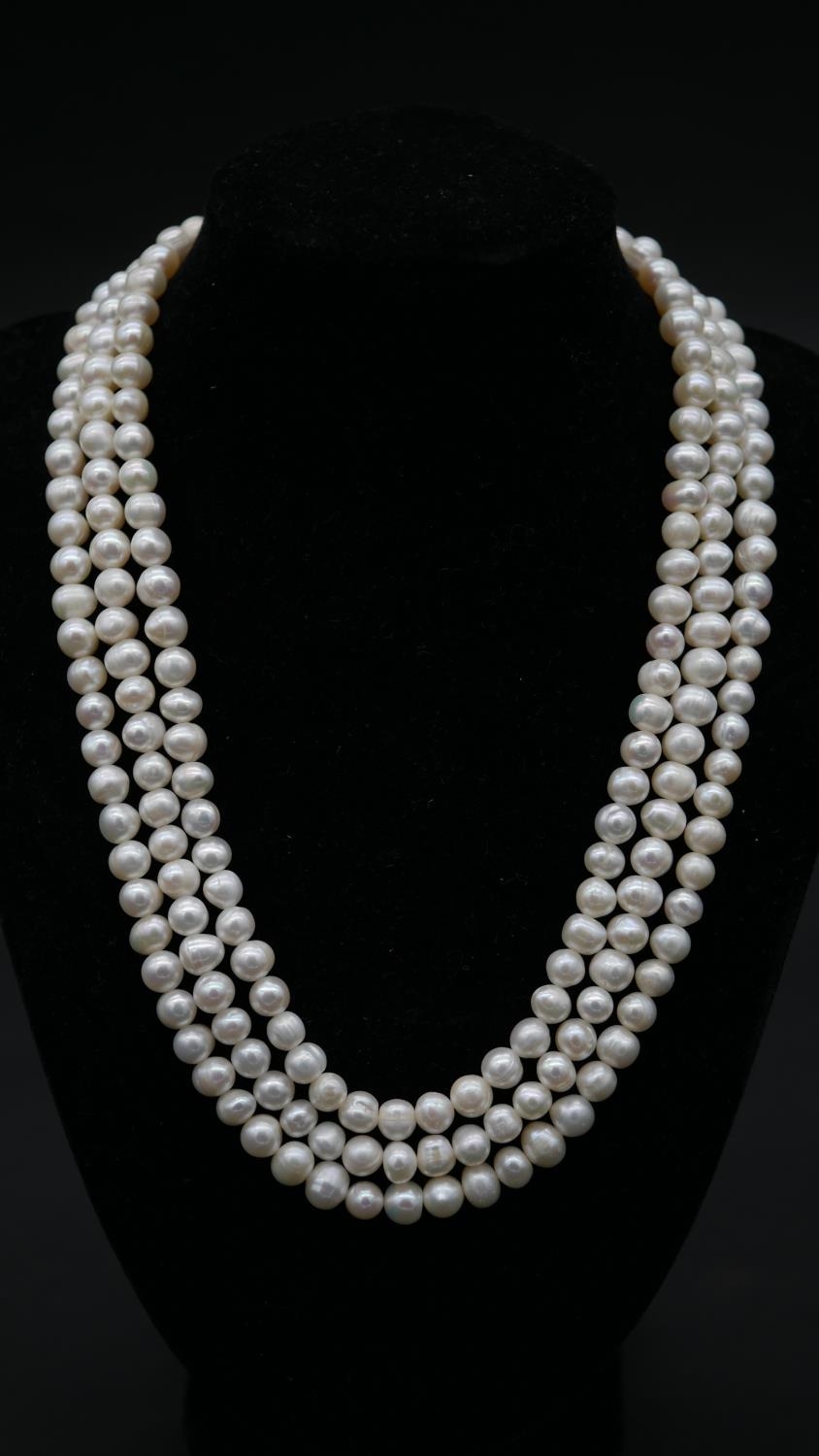 A collection of jJewellery. To include a pink freshwater pearl double strand bracelet, a three - Image 4 of 11