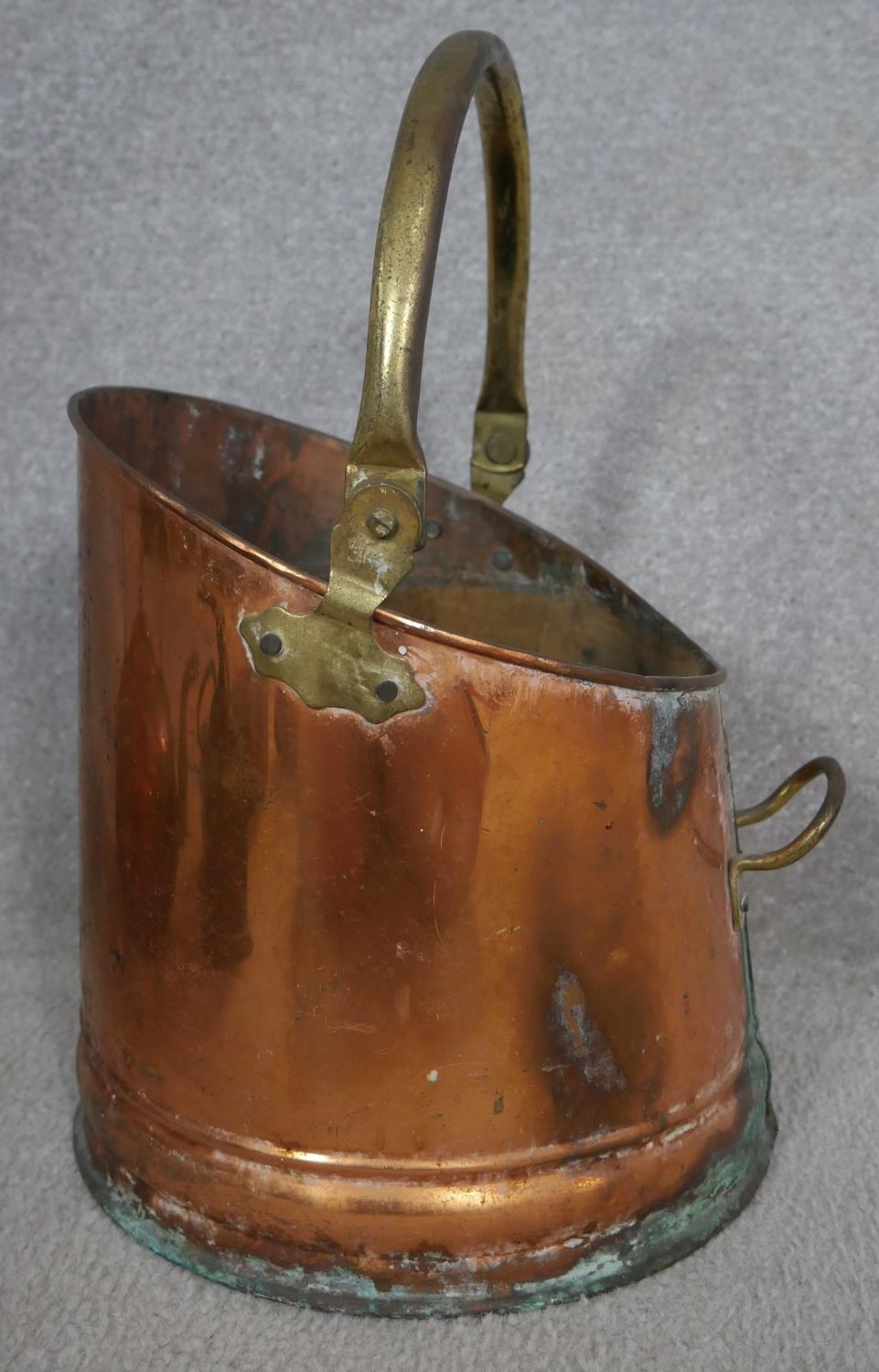 A brass and copper coal scuttle, a copper pan and teapot, a vintage coffee grinder and a 2lb weight. - Image 8 of 8