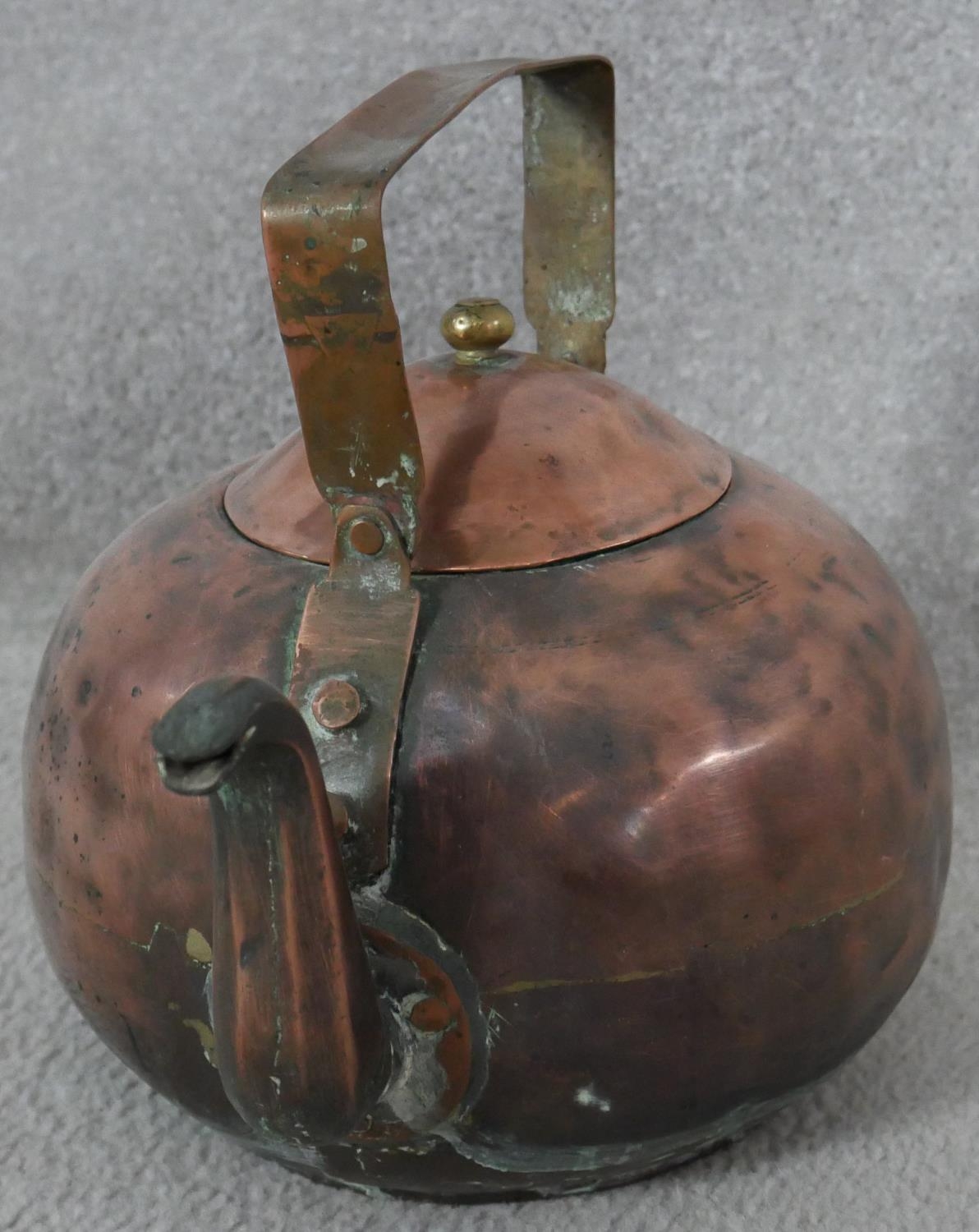 A brass and copper coal scuttle, a copper pan and teapot, a vintage coffee grinder and a 2lb weight. - Image 3 of 8