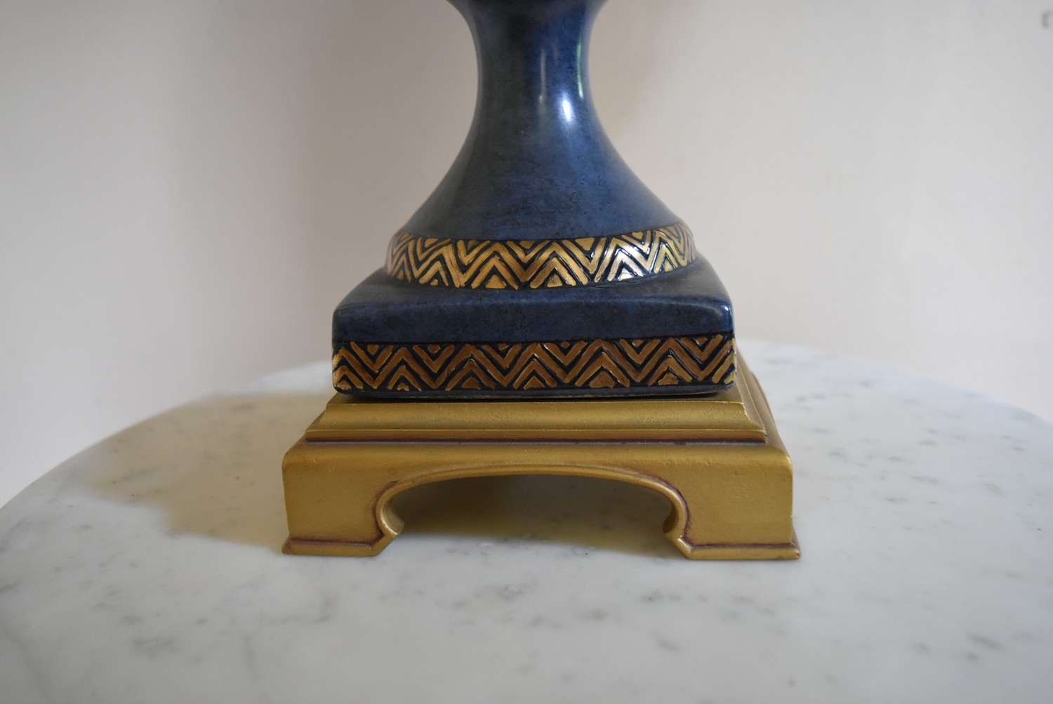 A Classical style painted metal table lamp in the shape of a twin handled lidded urn. H.87 W.23cm - Image 5 of 6