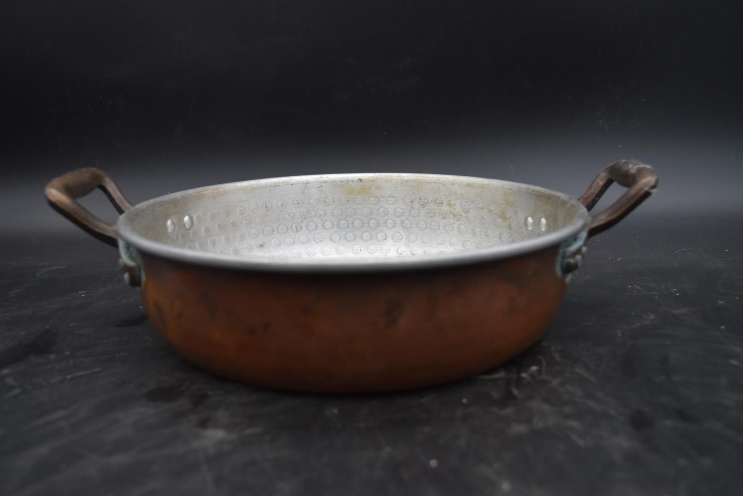 A miscellaneous collection of vintage copper and brass pans and pots (7). H.25 W.32.5cm - Image 5 of 12