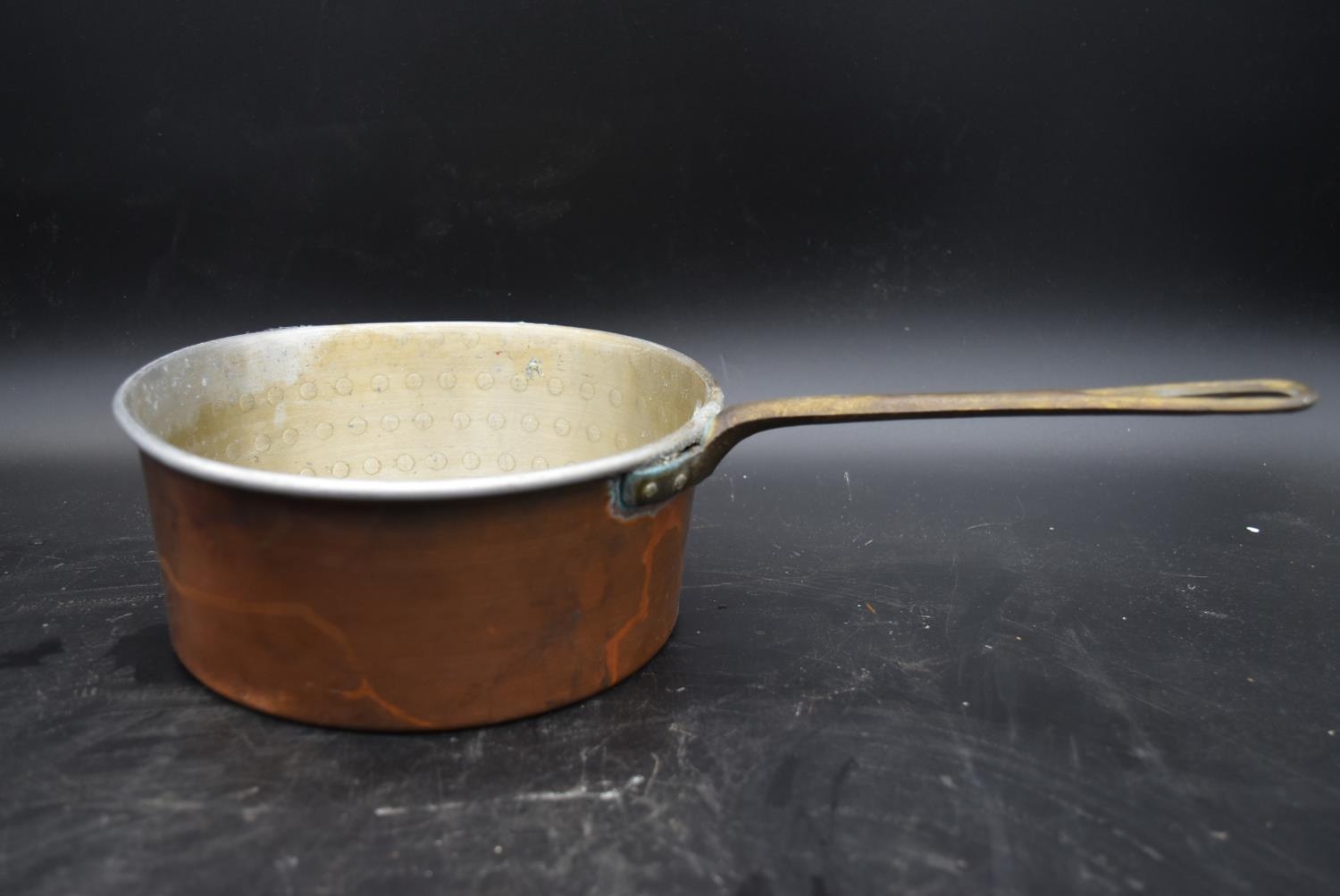 A miscellaneous collection of vintage copper and brass pans and pots (7). H.25 W.32.5cm - Image 3 of 12