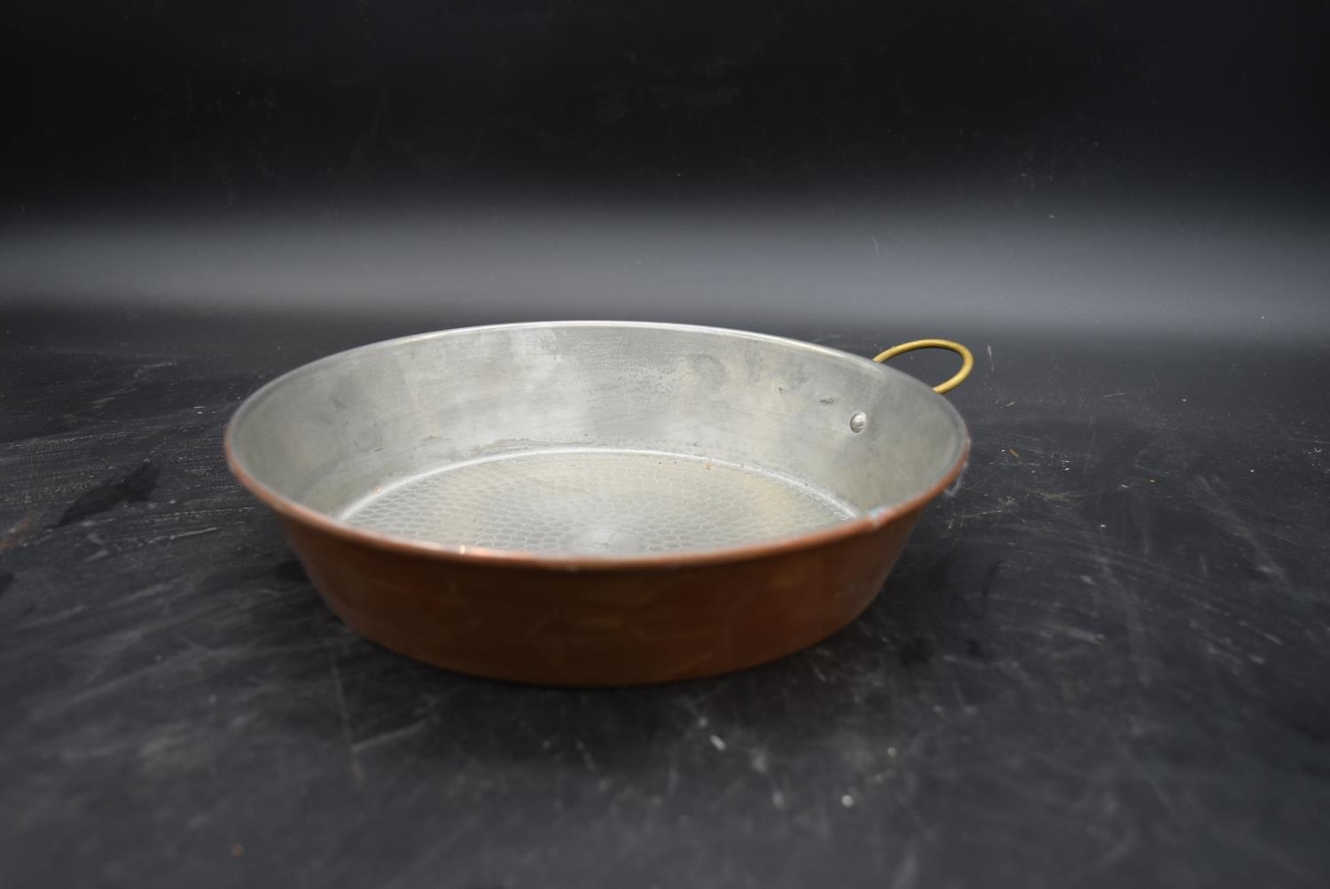 A miscellaneous collection of vintage copper and brass pans and pots (7). H.25 W.32.5cm - Image 6 of 12