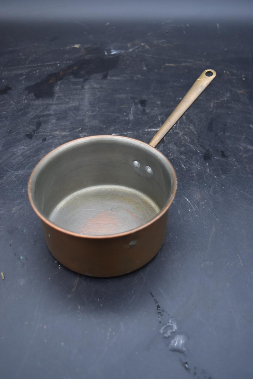 A miscellaneous collection of vintage copper and brass pans and pots (7). H.25 W.32.5cm - Image 11 of 12