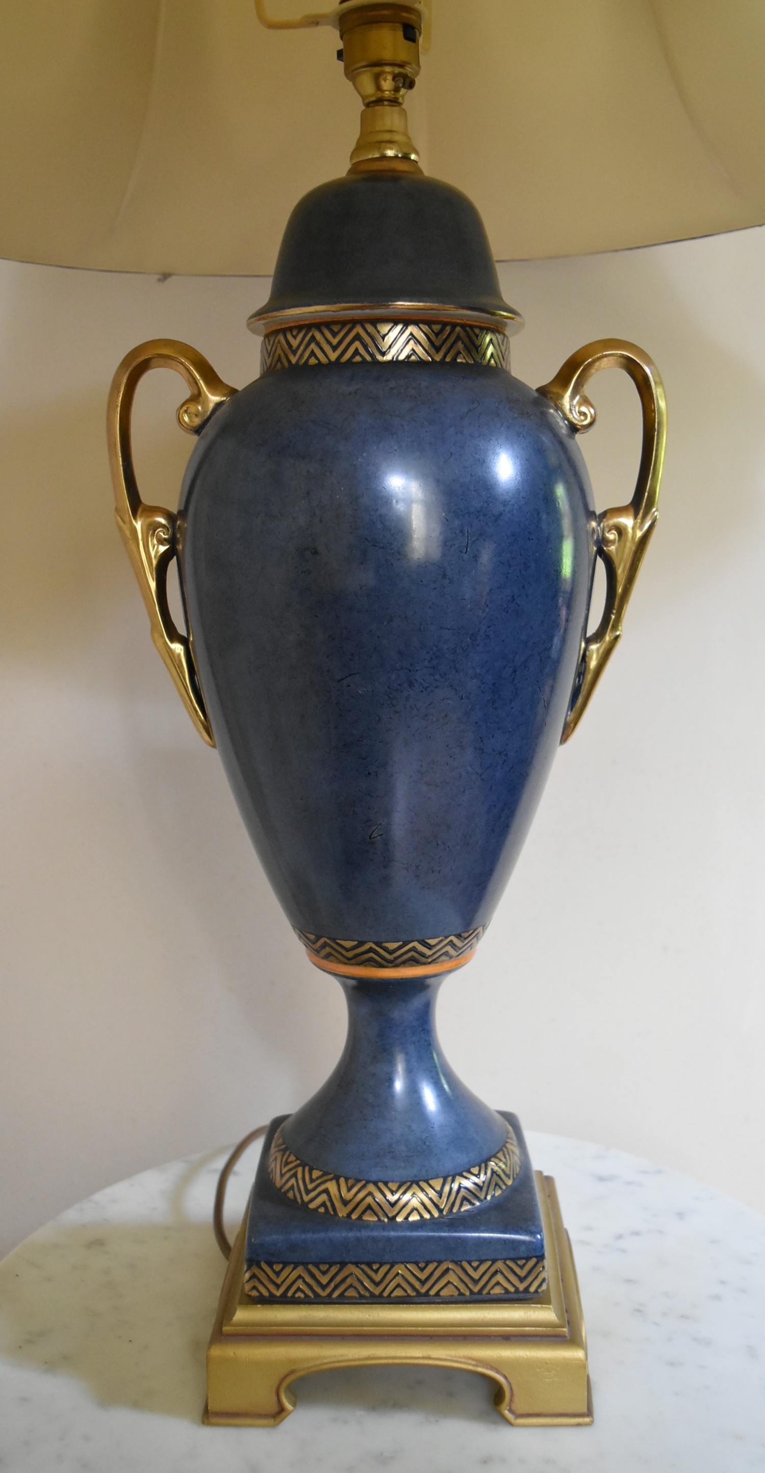 A Classical style painted metal table lamp in the shape of a twin handled lidded urn. H.87 W.23cm - Image 2 of 6