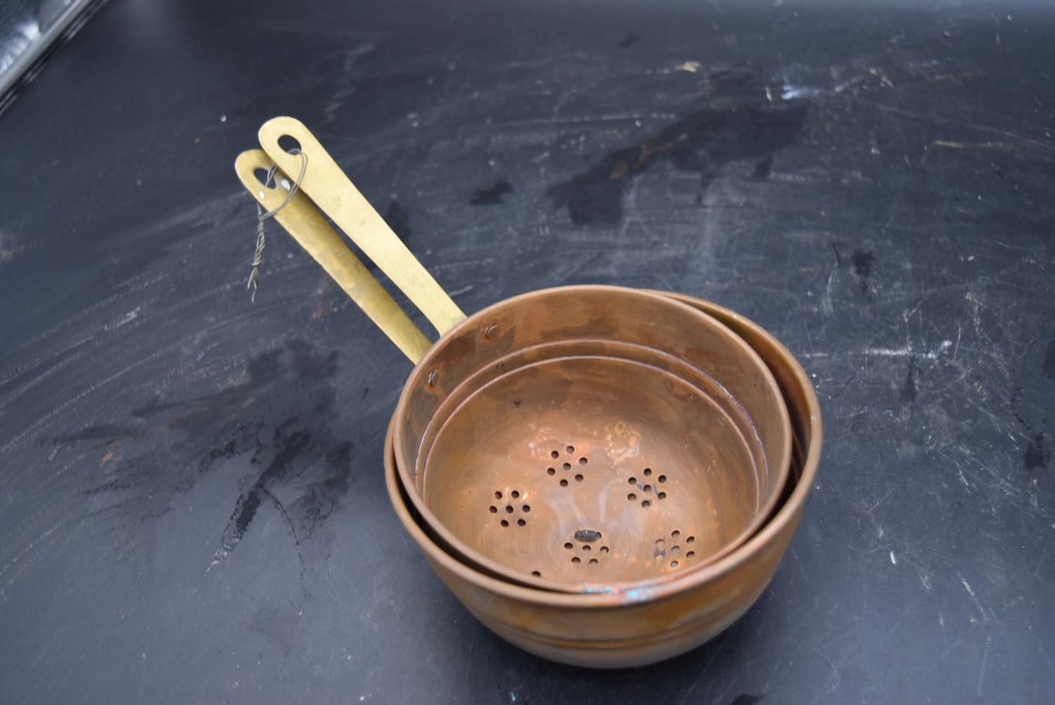 A miscellaneous collection of vintage copper and brass pans and pots (7). H.25 W.32.5cm - Image 10 of 12