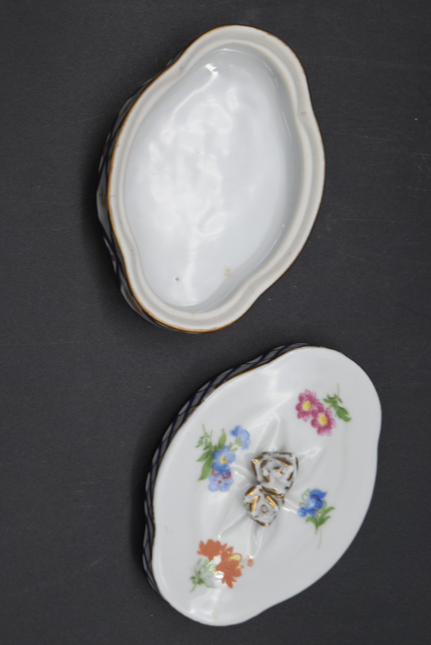 A Continental porcelain hand gilded and decorated lidded caddy, a twin lidded Spode basket and a set - Image 6 of 11