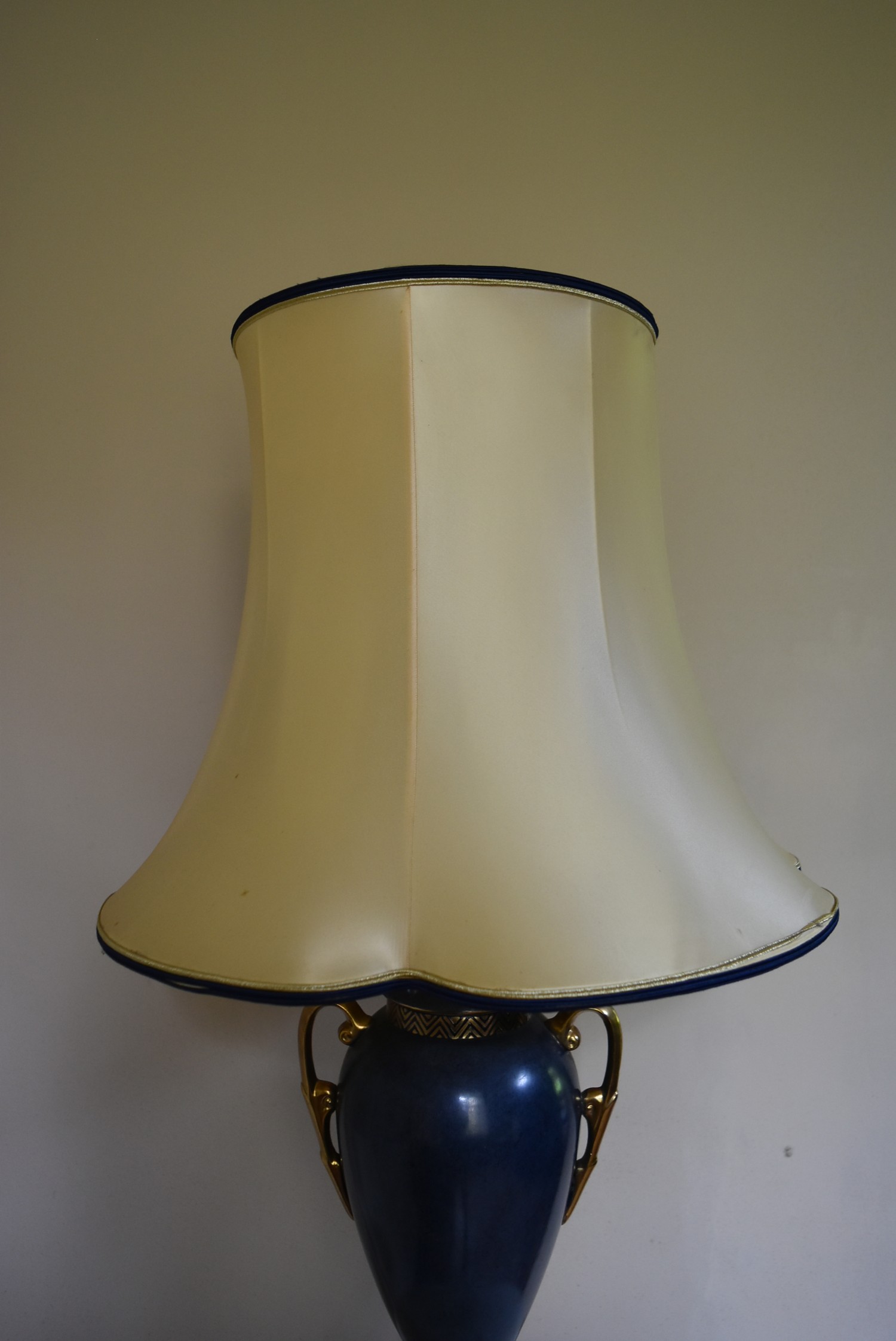 A Classical style painted metal table lamp in the shape of a twin handled lidded urn. H.87 W.23cm - Image 4 of 6
