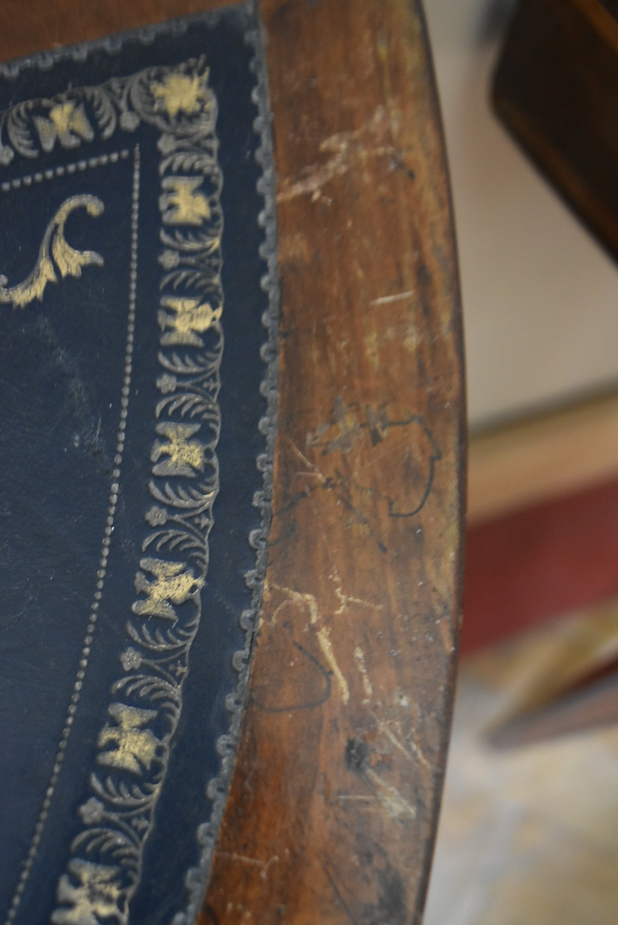 A pair of 19th century mahogany and satinwood strung demi lune console tables with inset leather - Image 4 of 4