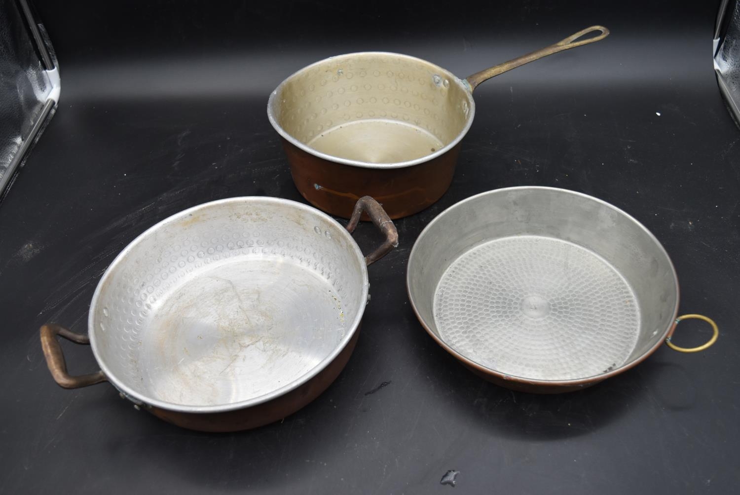 A miscellaneous collection of vintage copper and brass pans and pots (7). H.25 W.32.5cm - Image 2 of 12