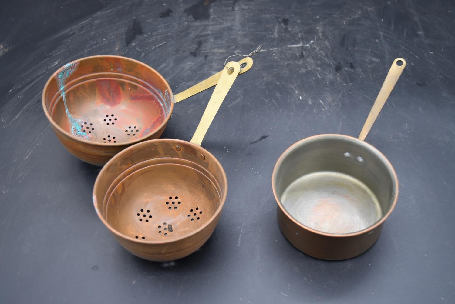 A miscellaneous collection of vintage copper and brass pans and pots (7). H.25 W.32.5cm - Image 9 of 12