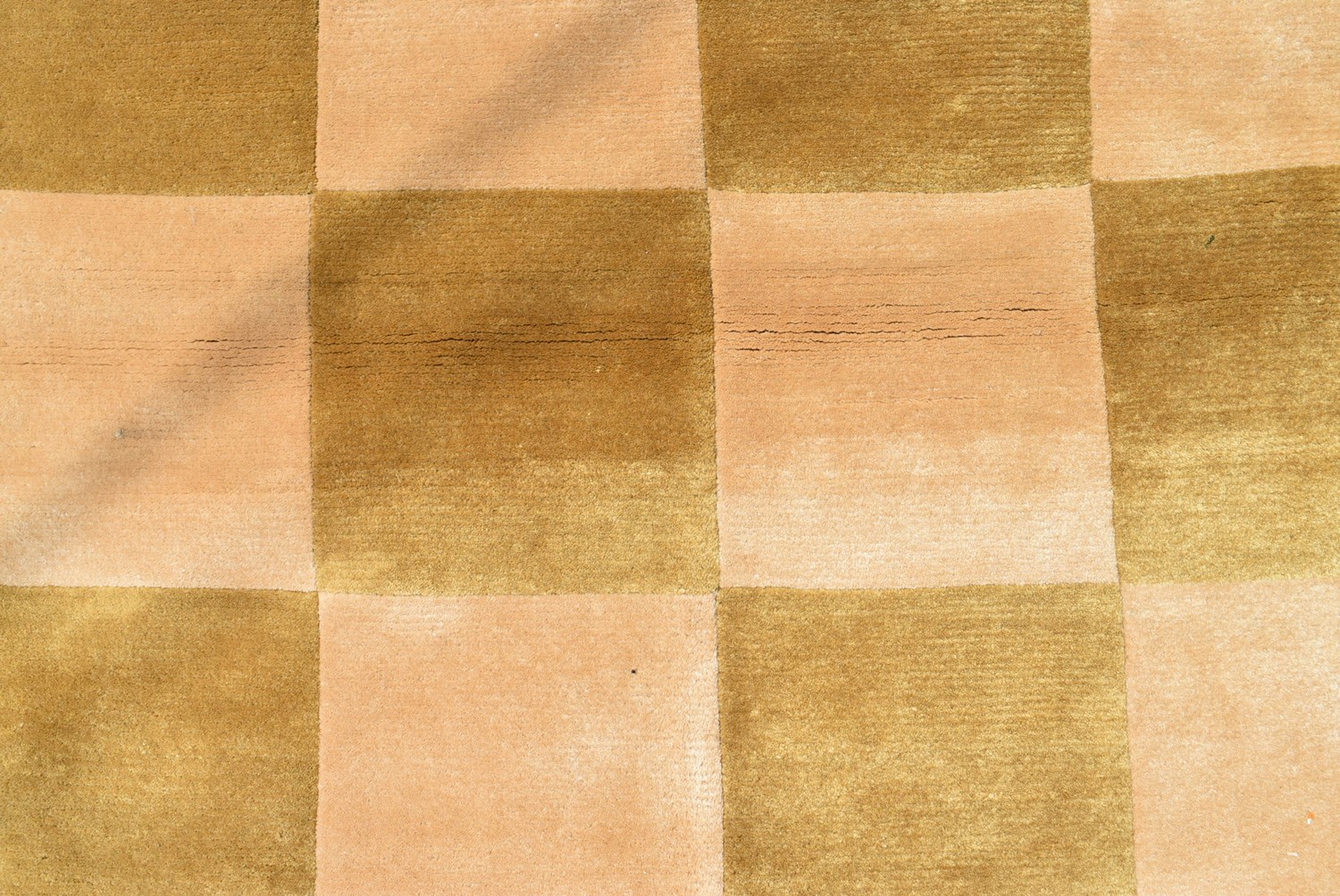 A contemporary runner with pale gold and salmon pink chequerboard pattern. L.375 W.91cm - Image 2 of 4