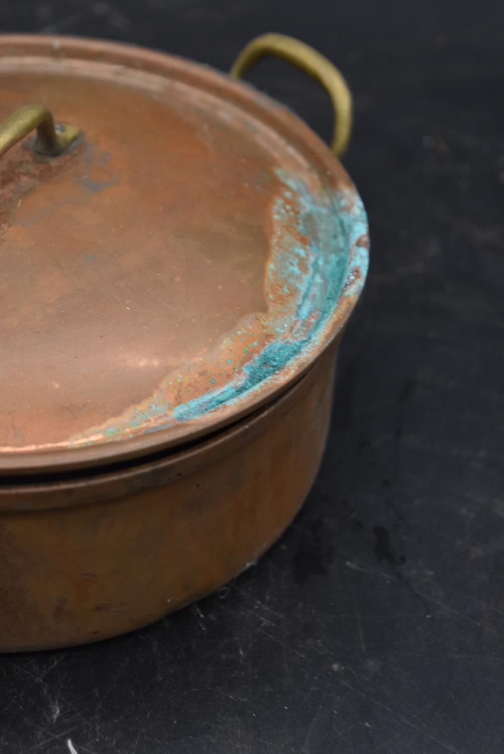 A miscellaneous collection of vintage copper and brass pans and pots (7). H.25 W.32.5cm - Image 8 of 12