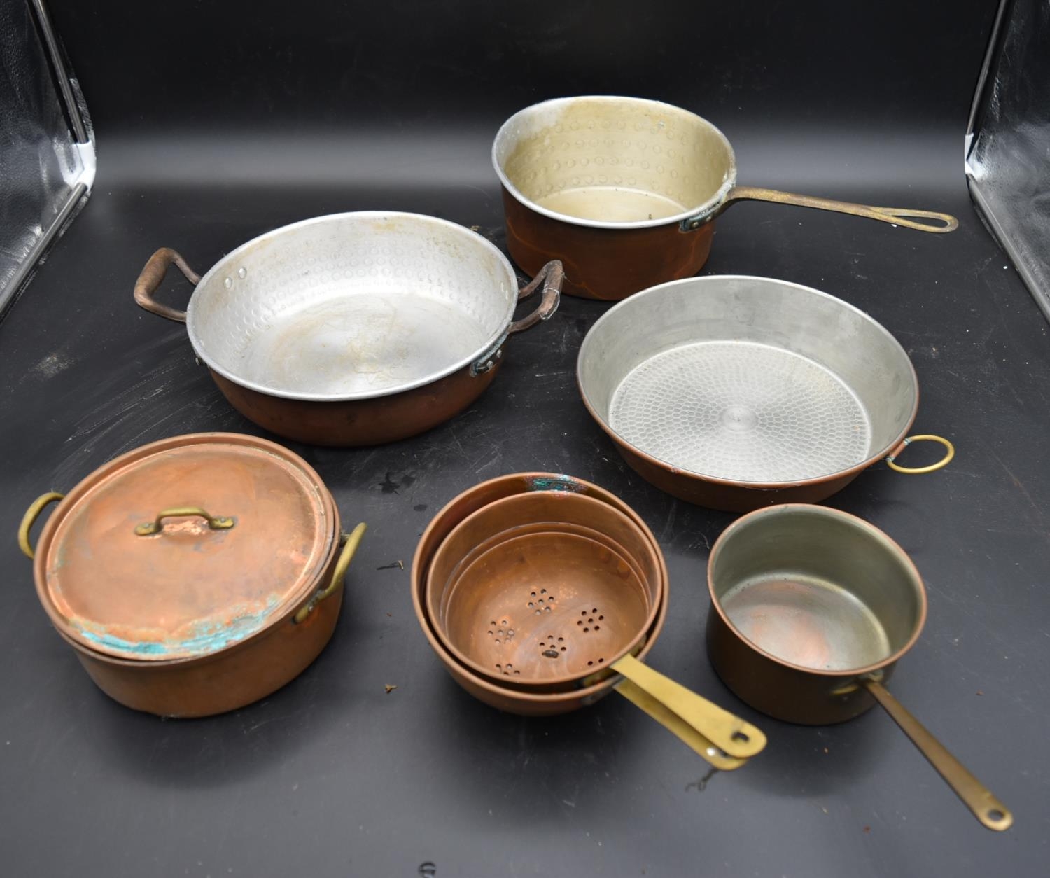 A miscellaneous collection of vintage copper and brass pans and pots (7). H.25 W.32.5cm