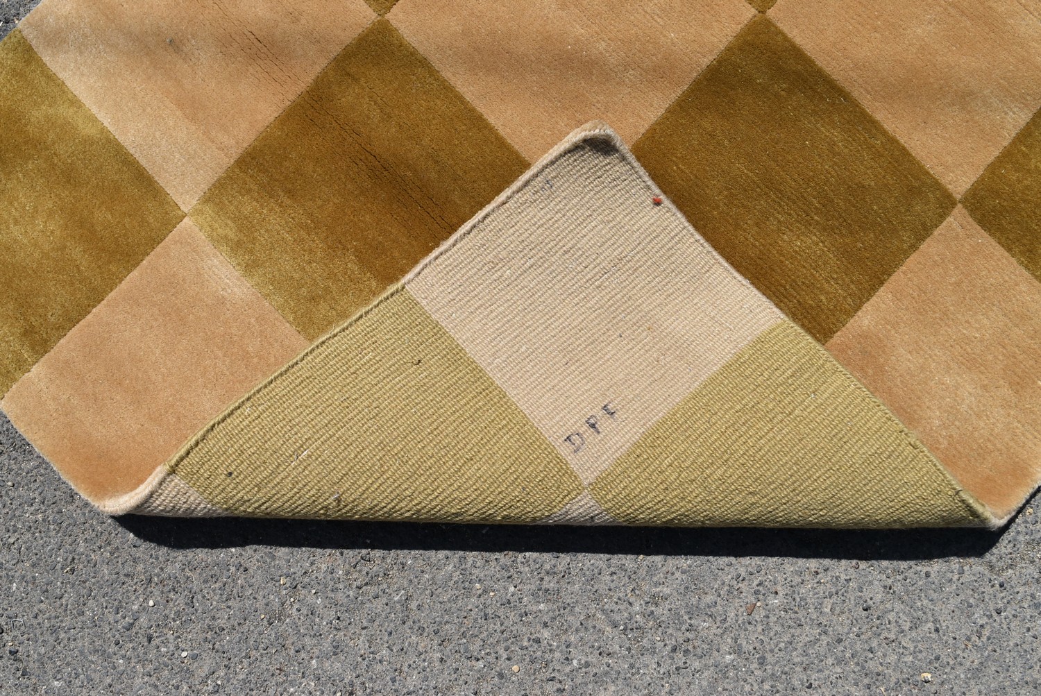 A contemporary runner with pale gold and salmon pink chequerboard pattern. L.375 W.91cm - Image 4 of 4