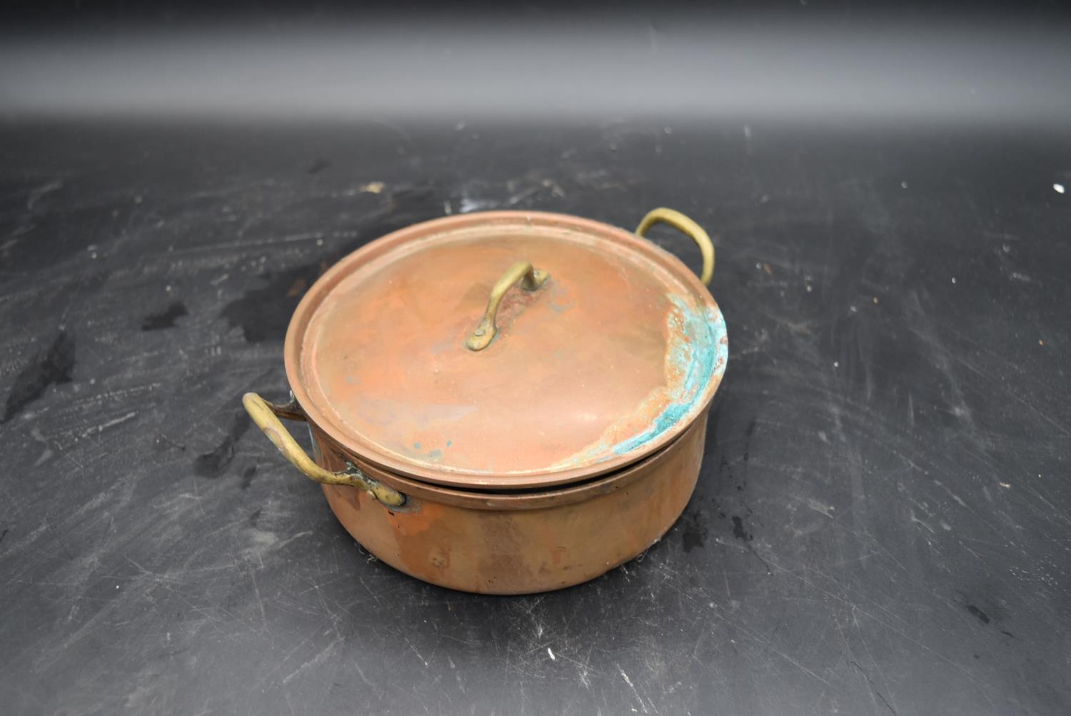 A miscellaneous collection of vintage copper and brass pans and pots (7). H.25 W.32.5cm - Image 7 of 12