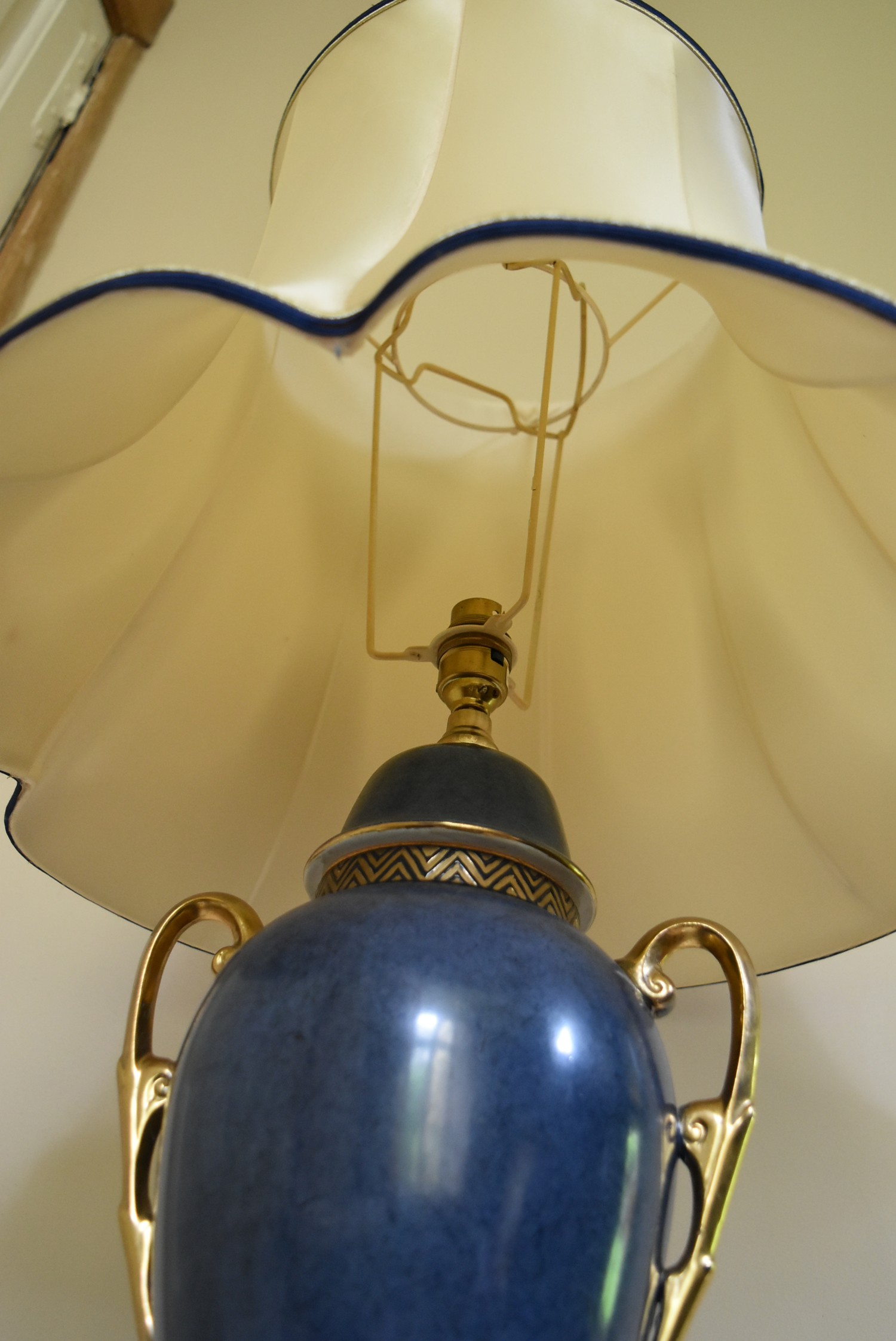 A Classical style painted metal table lamp in the shape of a twin handled lidded urn. H.87 W.23cm - Image 3 of 6