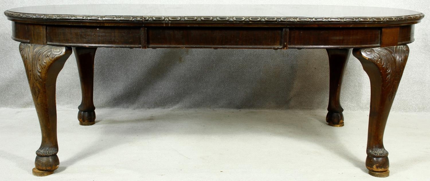 An early 20th century mahogany Georgian style dining table with extra leaf and wind out mechanism on - Image 4 of 7