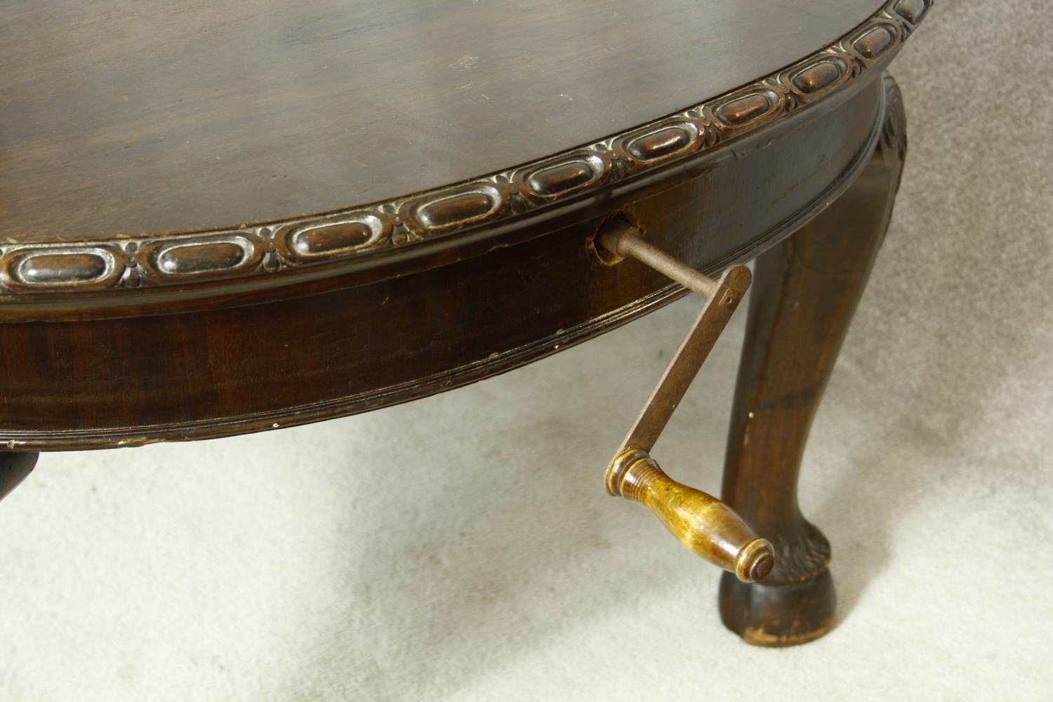 An early 20th century mahogany Georgian style dining table with extra leaf and wind out mechanism on - Image 6 of 7