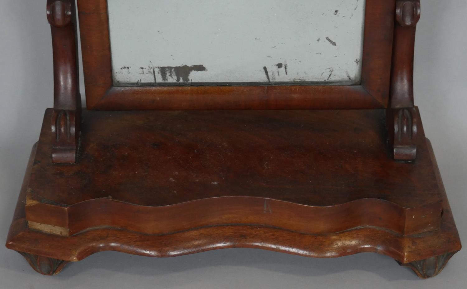 A Victorian mahogany swing toilet mirror on shaped platform base. H.50 W.42.5 D.20cm - Image 2 of 4