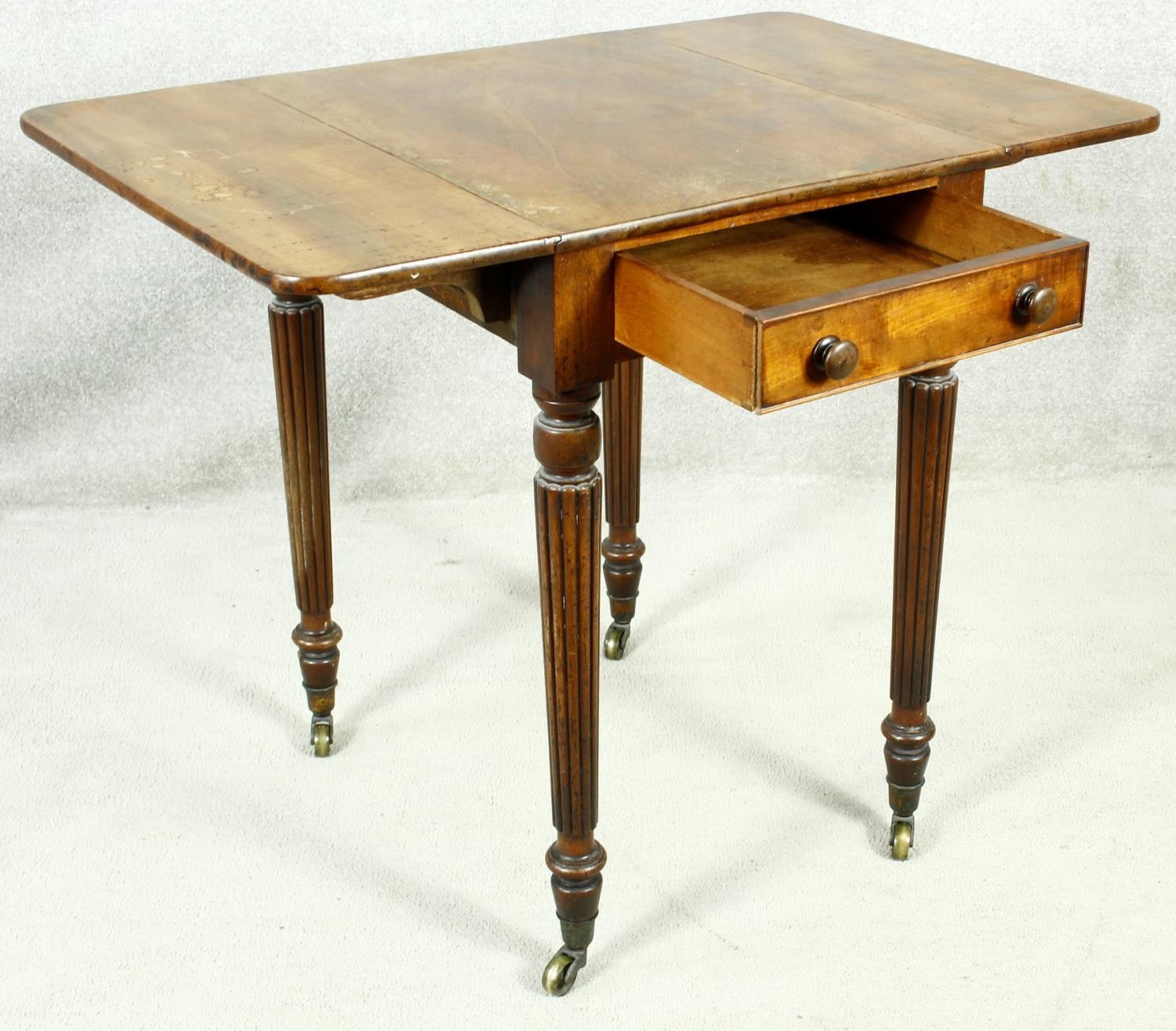 A small late Georgian mahogany drop flap Pembroke table with end drawer on tapering reeded - Image 3 of 6
