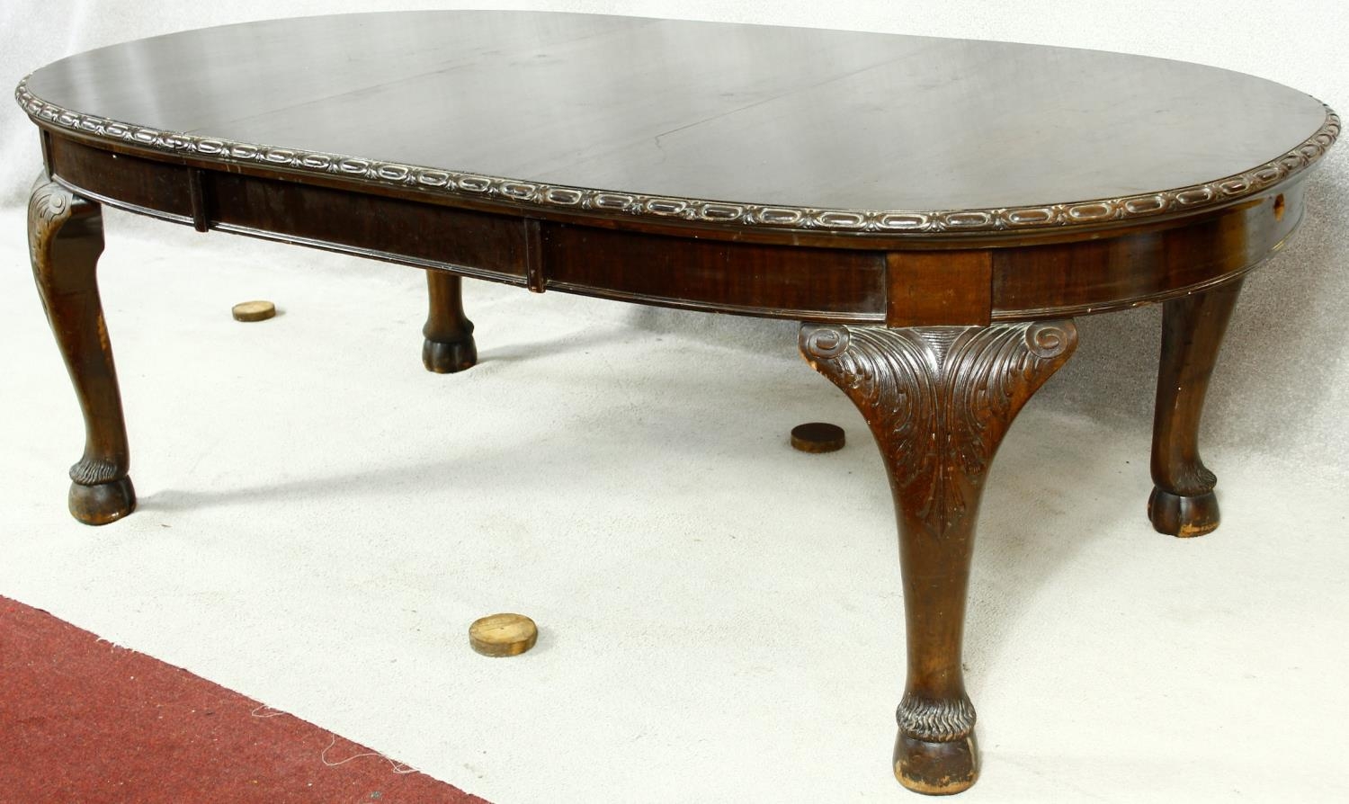 An early 20th century mahogany Georgian style dining table with extra leaf and wind out mechanism on - Image 5 of 7